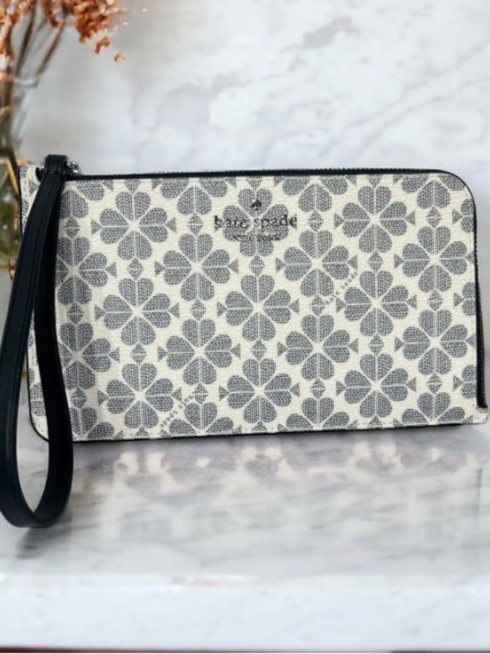 Kate Spade Lucy Spade Flower Medium L-zip Wristlet. New with tags.